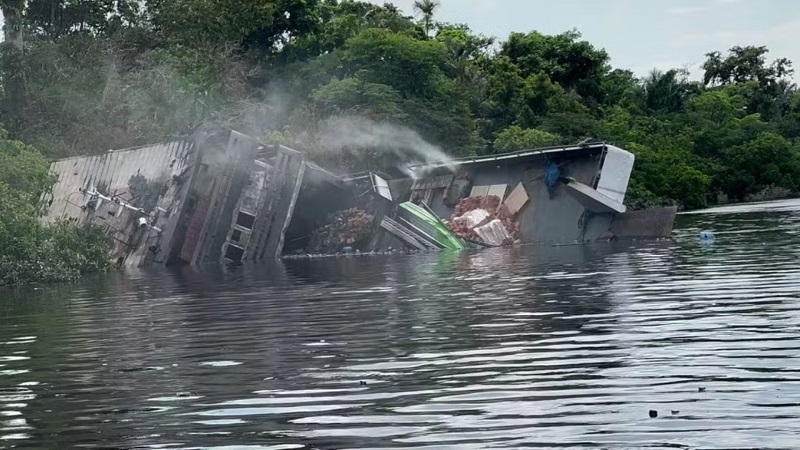 Seguem as buscas por desaparecidos após incêndio em barco no Rio Negro